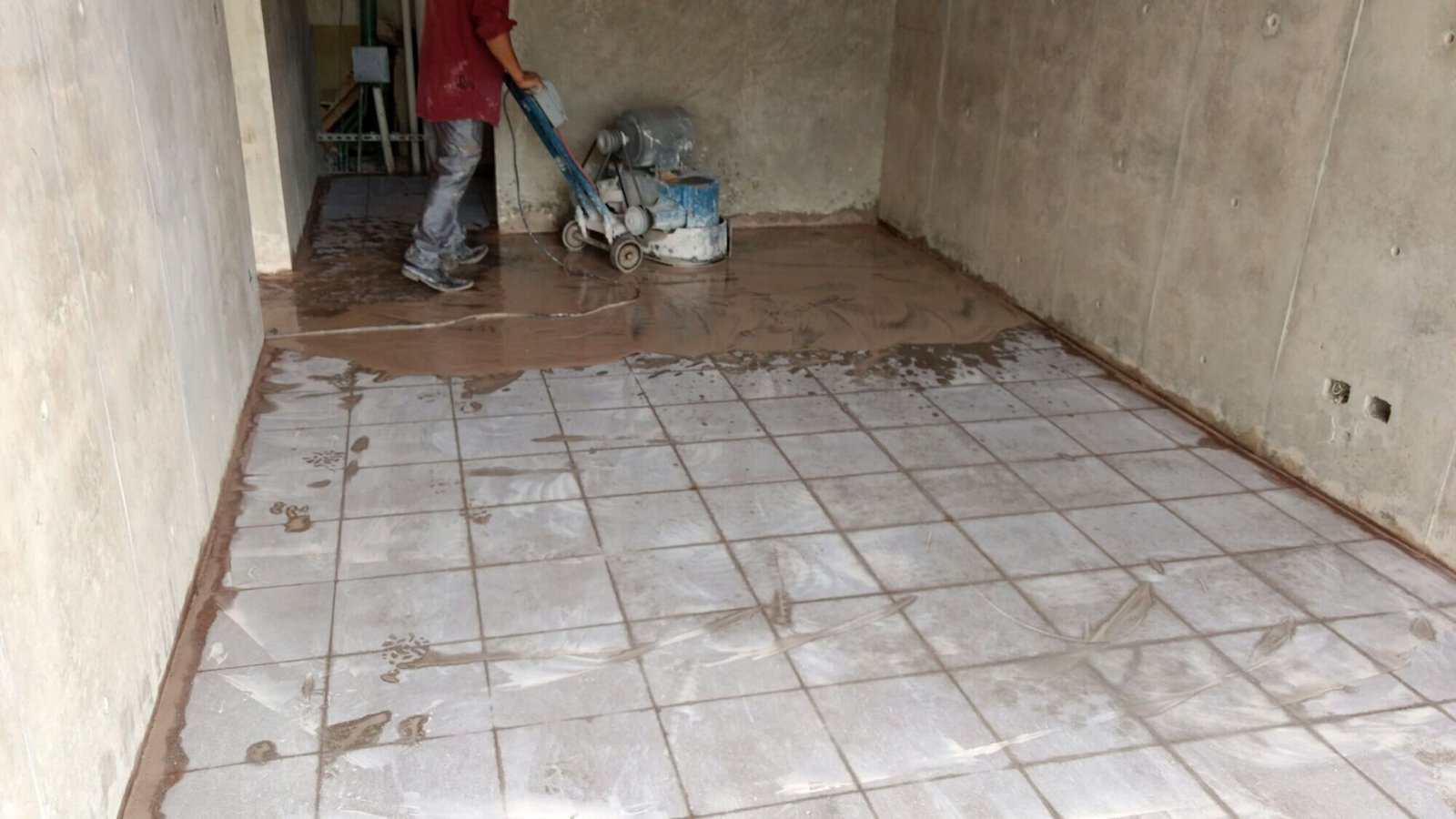desbastado y pulido de piso de granito nuevo