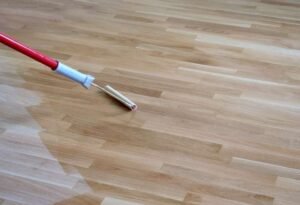 Cómo cuidar y mantener pisos de madera barnizados 1 Cómo cuidar y mantener pisos de madera barnizados (2)