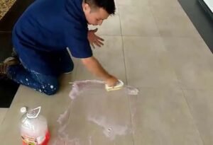 Eliminar manchas de aceite o grasa en pisos (3)